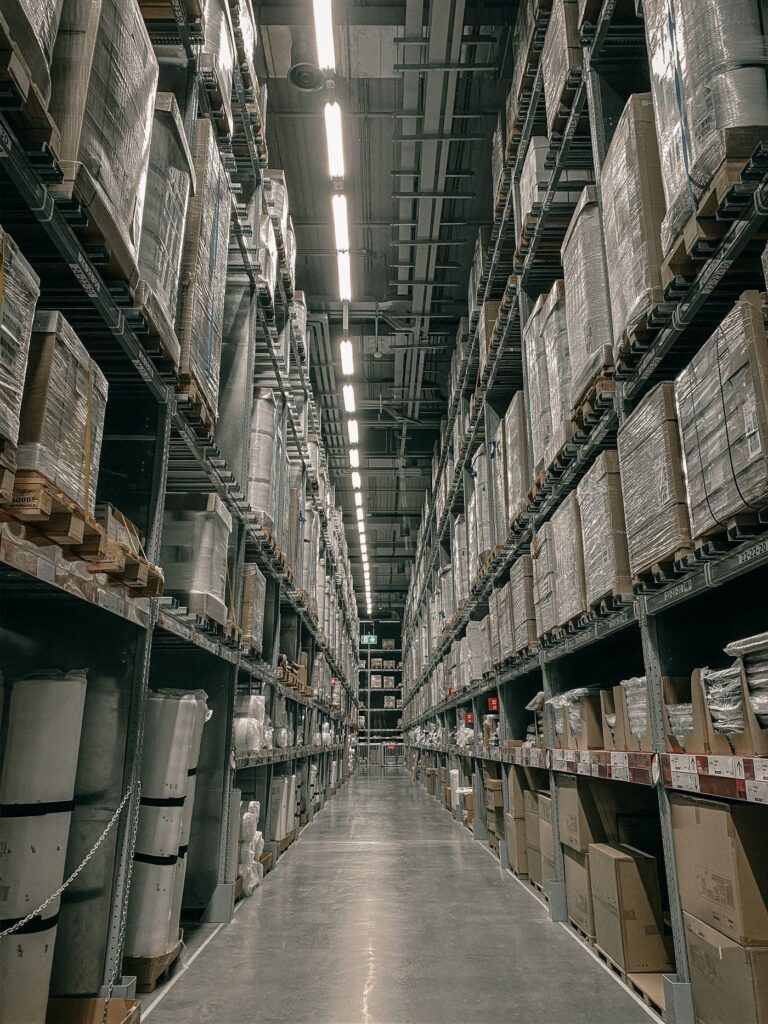 Des allées pleines : tout ce que nous vendons, nous le stockons.