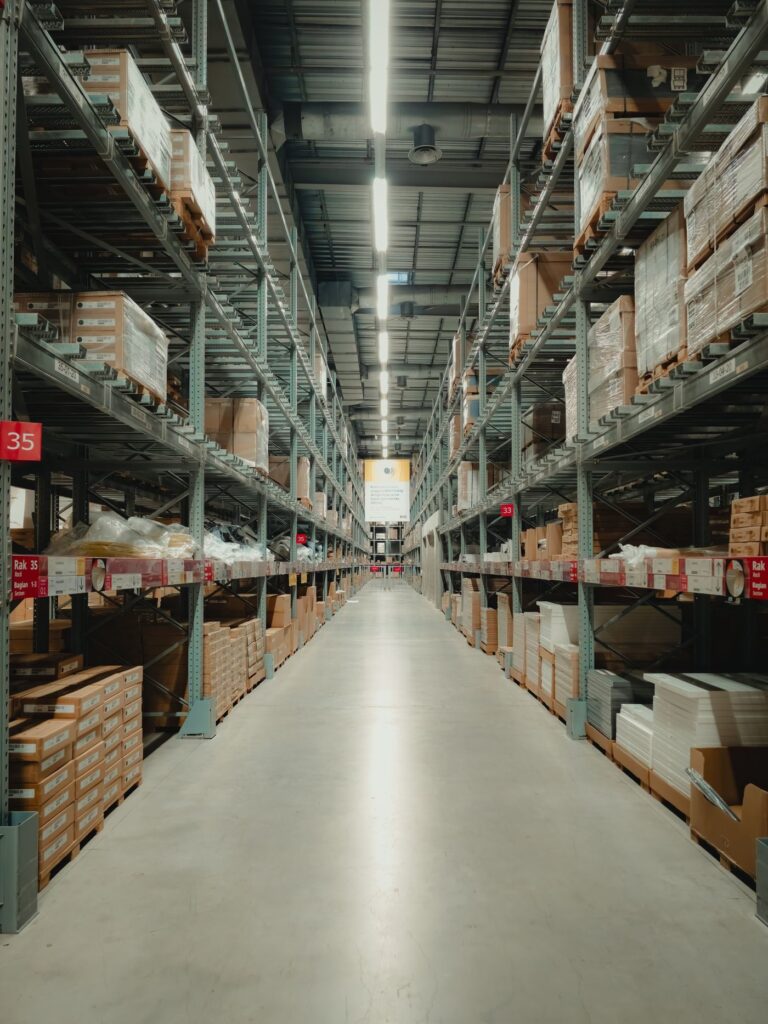 Allee de palettes et cartons